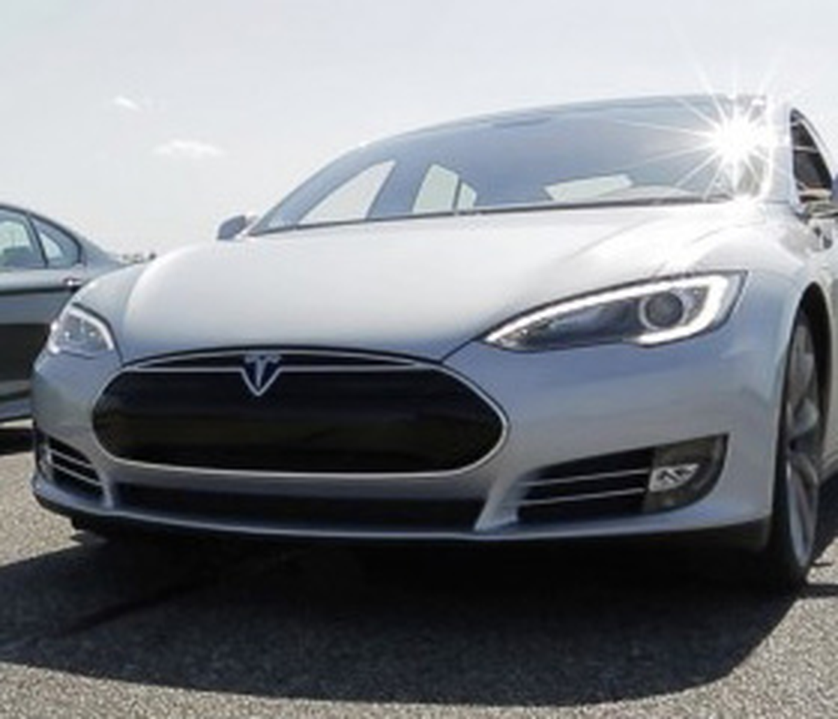 Tesla Model S ve BMW M5 Karşı Karşıya!