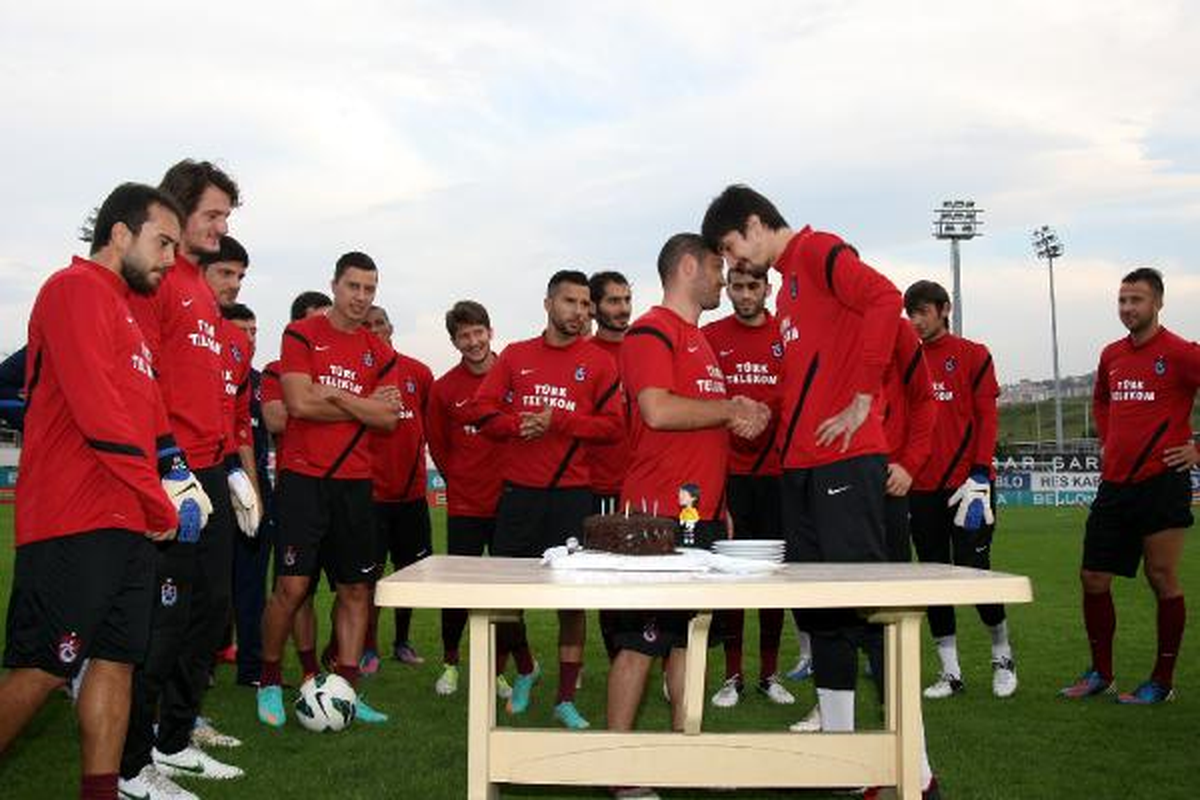 Trabzonspor\'da Kaptan Tolga\'ya Gecikmeli Yaş Günü