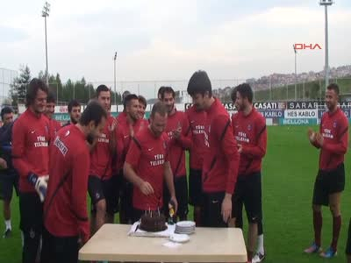 Trabzonspor\'da Kaptan Tolga\'ya Gecikmeli Yaş Günü