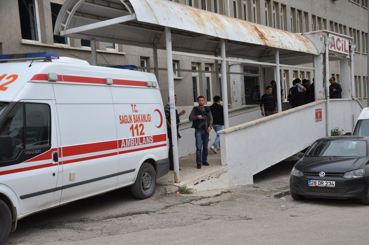 Tunceli\'de Sivil Araca Ateş Açıldı: 1\'i Polis 3 Yaralı (2)
