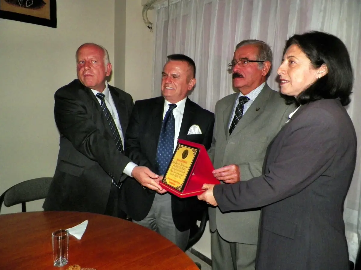 Yılın Ahisi Nazmi İçenoğlu'na Söke'de Plaket Töreni