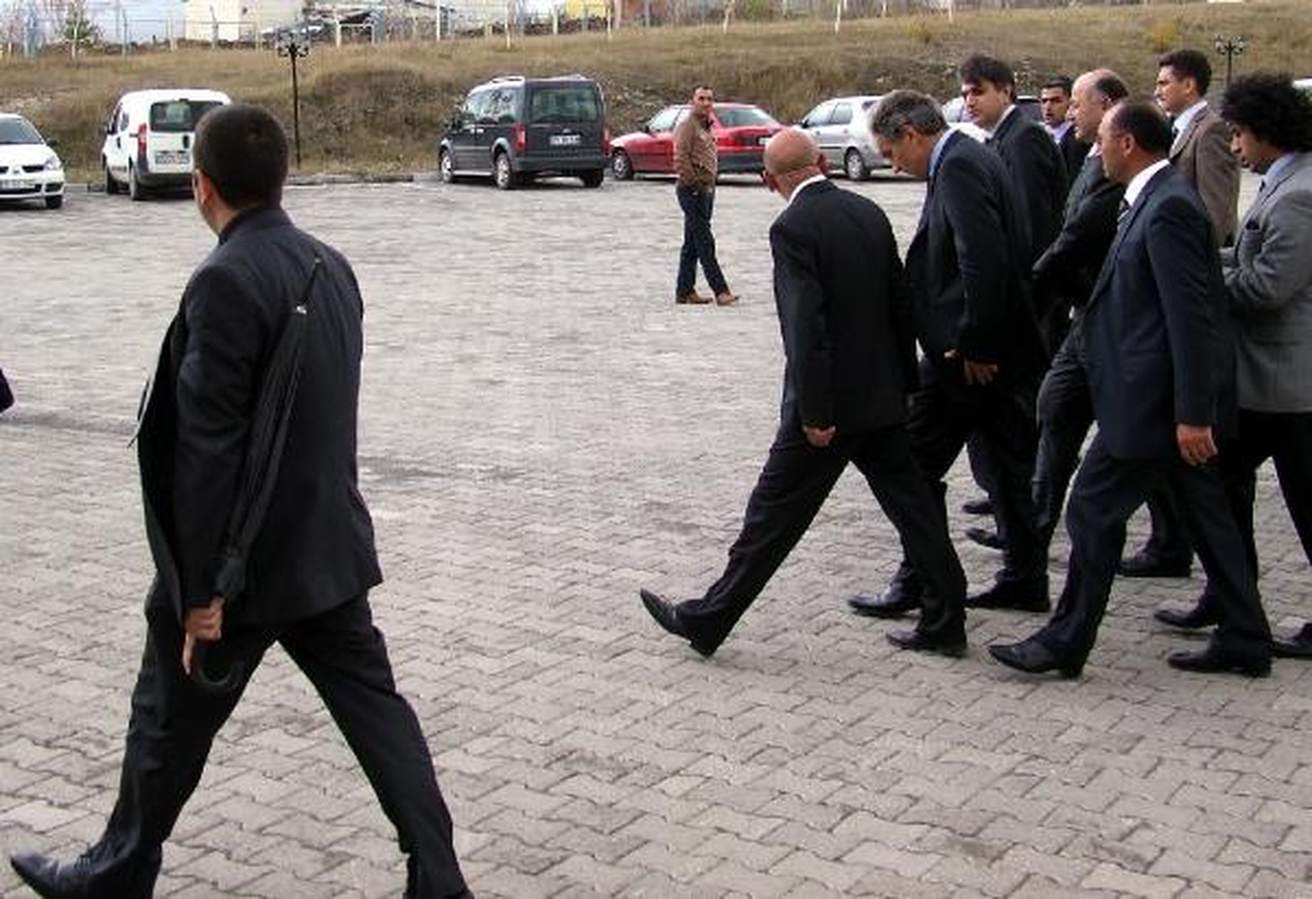 YÖK Başkanı\'na Şemsiyeli Koruma