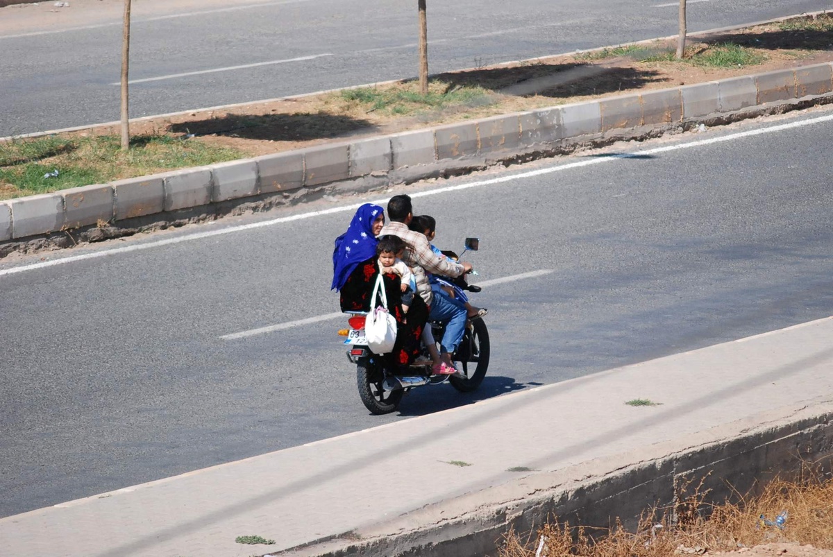 6 Kişilik Ailenin Motorsiklette Tehlikeli Yolculuğu