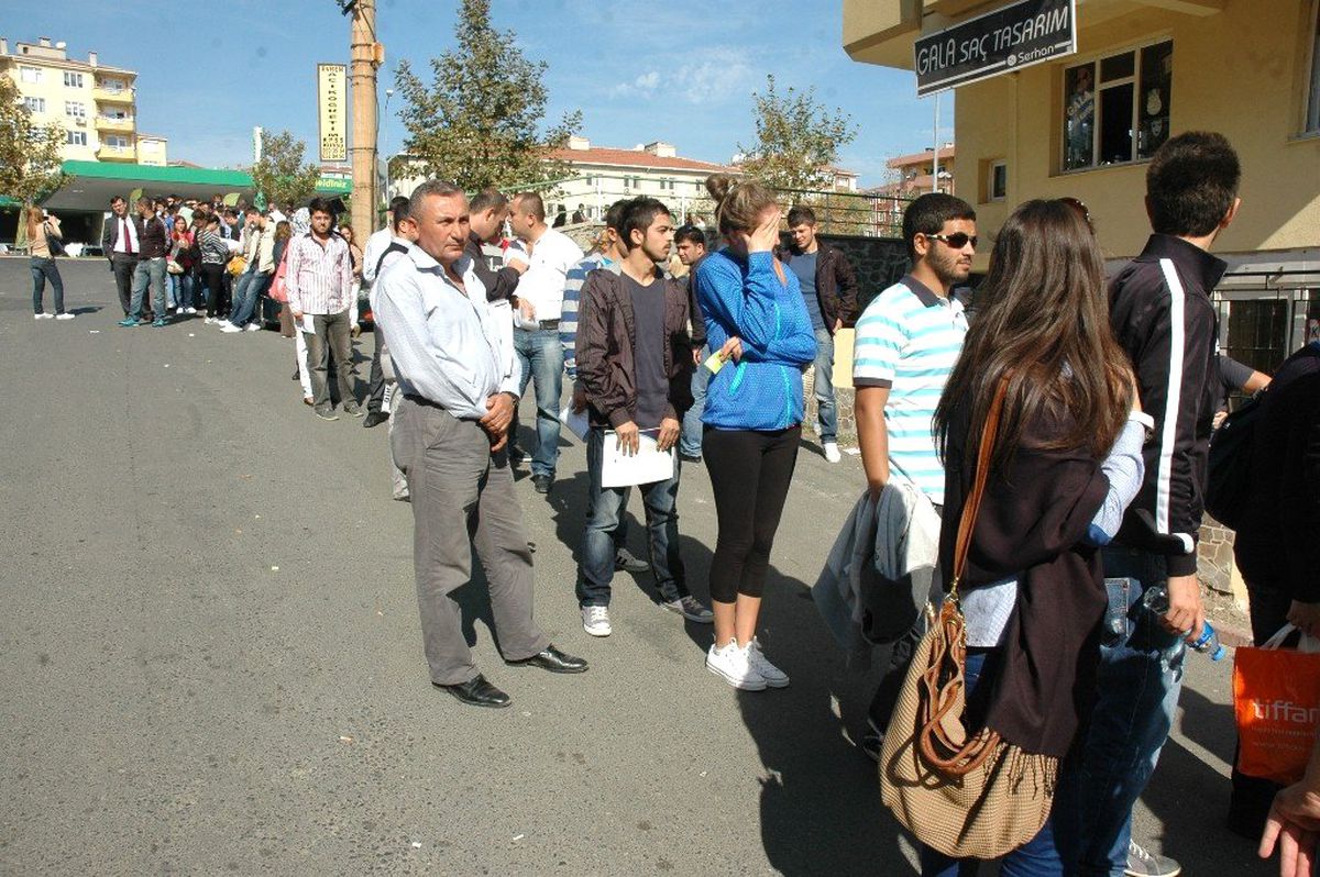 Açık Öğretim Bürosu Önünde Kayıt Kuyruğu