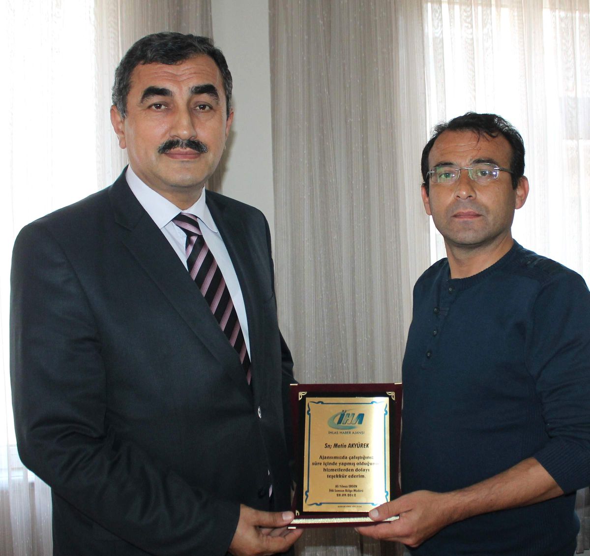 Akyürek\'e Teşekkür Plaketi