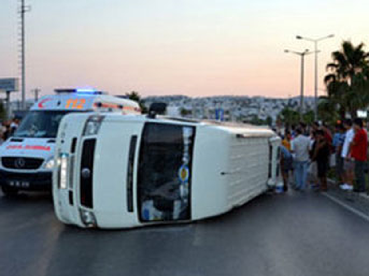 Ankara\'da İki Minibüs Kafa Kafaya Çarpıştı: 2 Ölü, 4 Yaralı