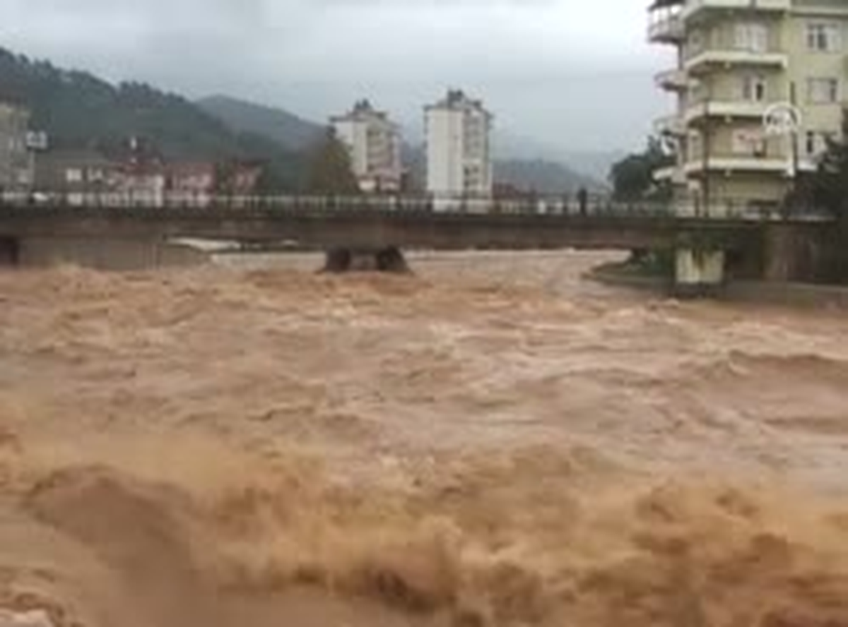 Arılı Deresi Taştı
