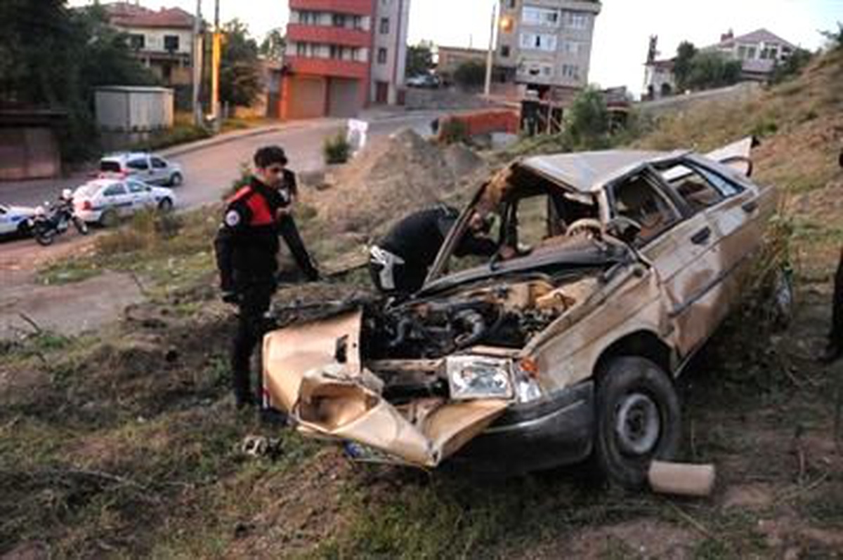 Babasının Otomobiliyle Gezmeye Çıktı, Kaza Yaptı: 2 Yaralı