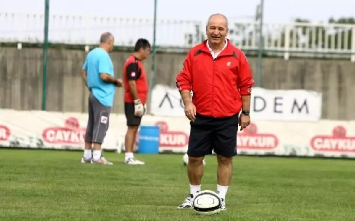 Çaykur Rizespor Teknik Direktörü Korukır."Kartalspor Deplasmanında İyi Oynayarak 3 Puan Almak...