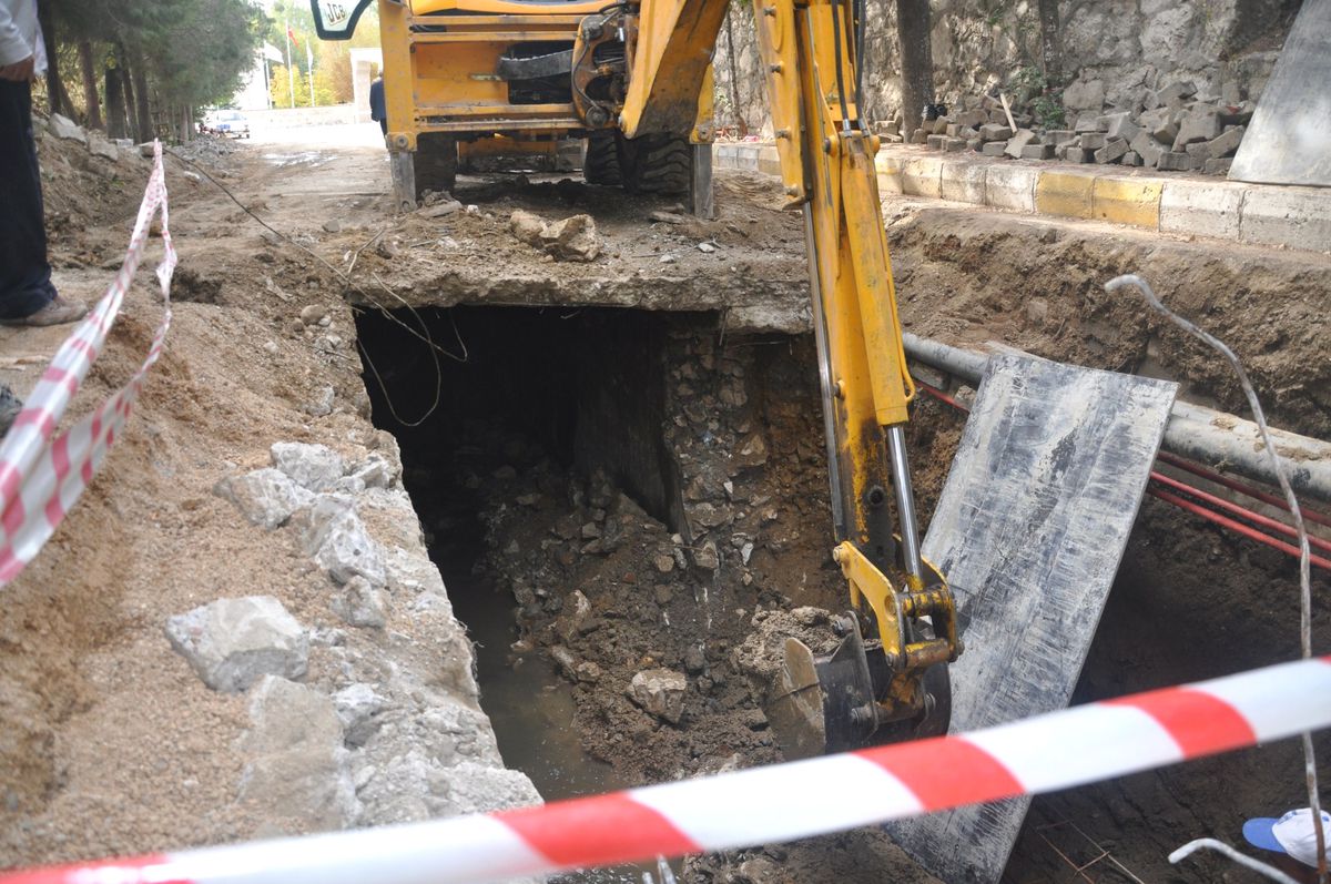Emet\'te Göçme Tehlikesi Bulunan Yollar Yenileniyor