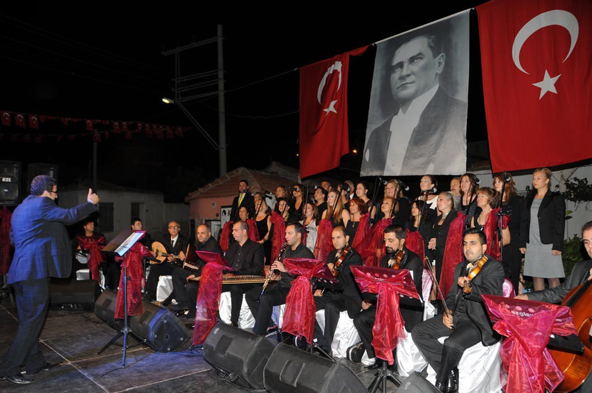 Güzelbahçe\'de Besteci Necdet Tokatlı Anısına Konser