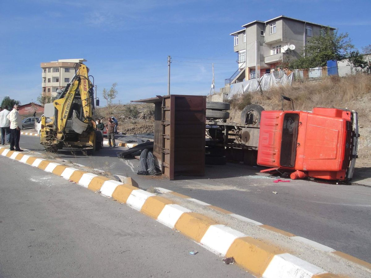 Hatalı Demir Yüklenen Kamyon Devrildi