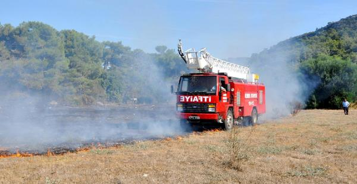 İtfaiyenin Suyu Bitince Alevlere Tırmıkla Müdahale Edildi