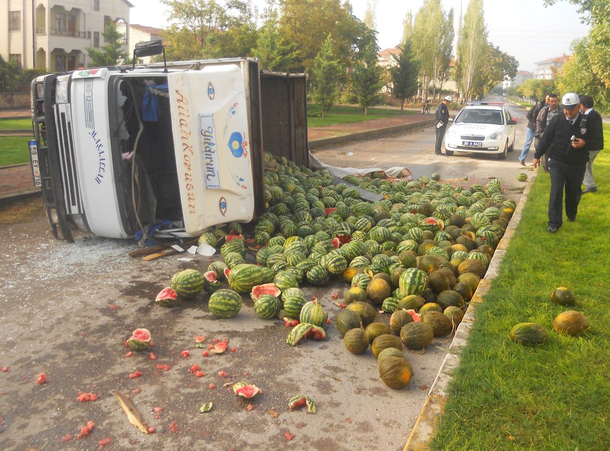 Karpuz Yüklü Kamyonet Devrildi: 2 Yaralı