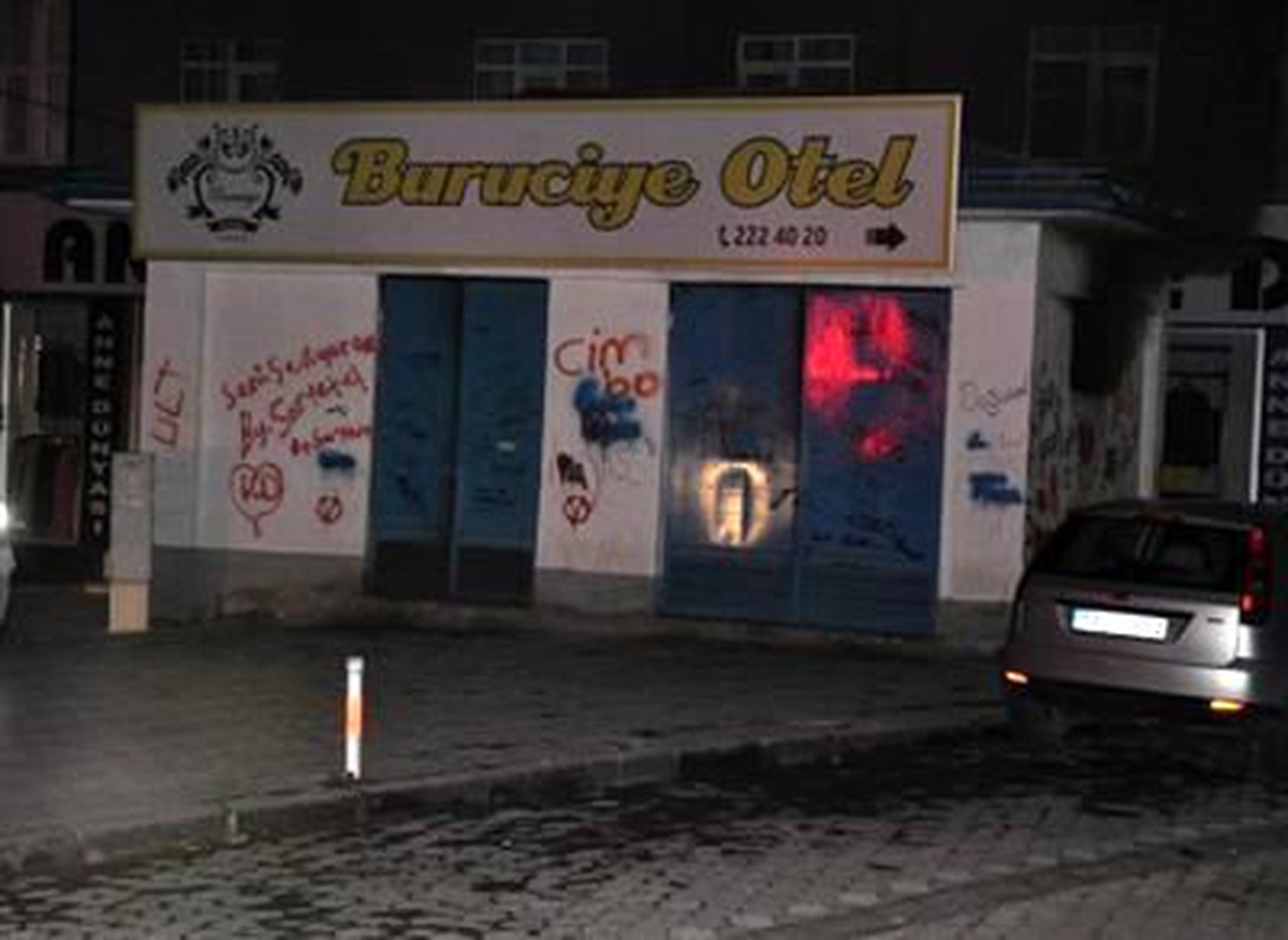 Patlayan Trafoyu Meraklılar Tehlikeye Aldırmadan İzledi