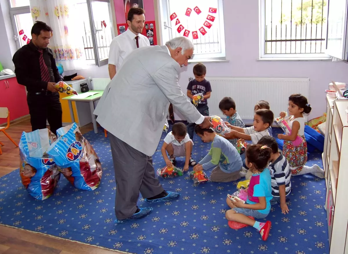 Samsat\'ta Müftülüğü Miniklere Oyuncak Dağıttı