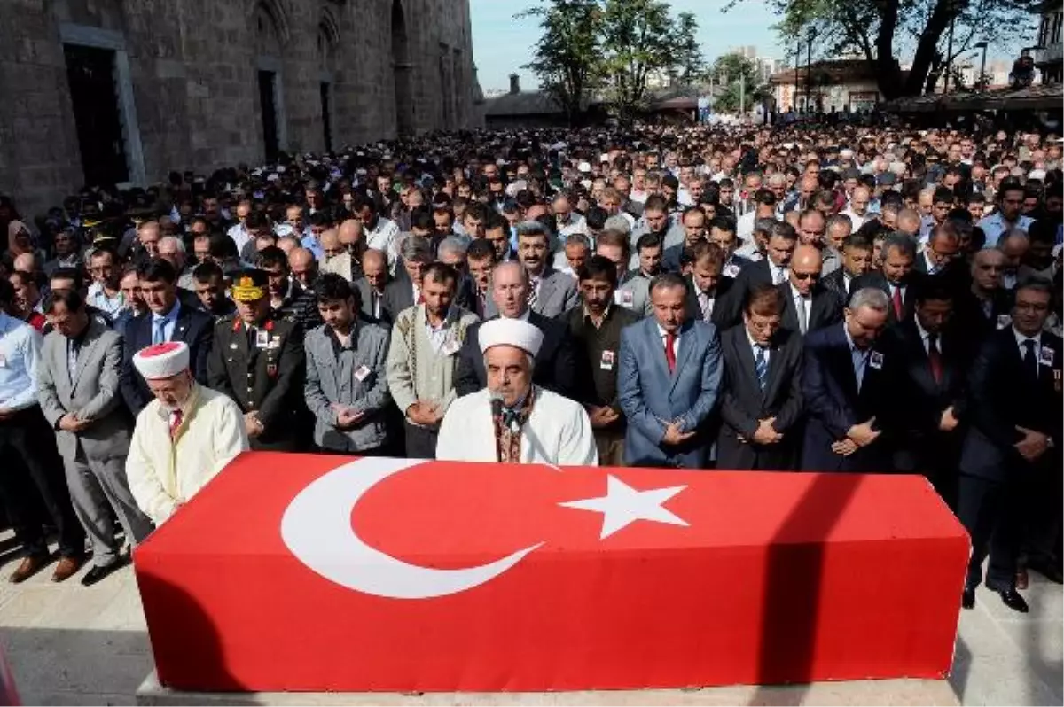 Şehit Eşinden 1 Yaşındaki Oğluna Ağlatan Sarılma