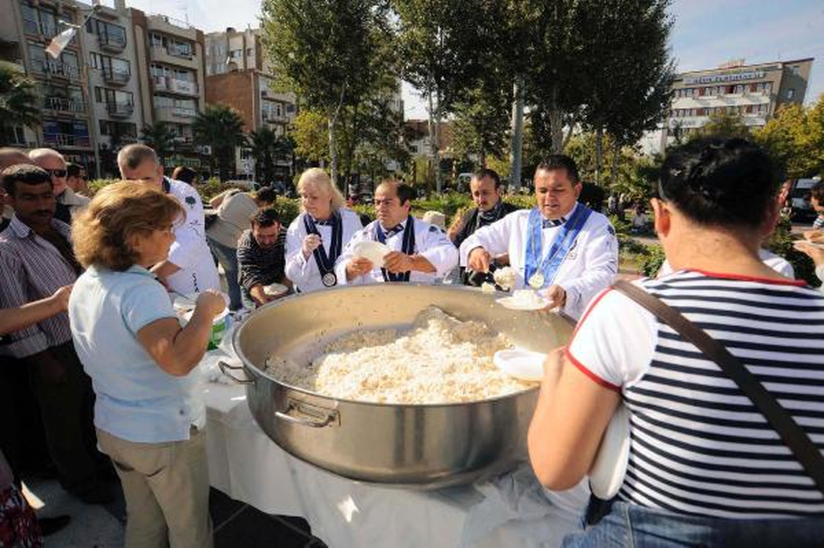 Şehitler Anısına 15 Bin Kişilik Pilav