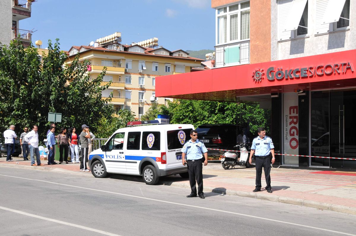 Şüpheli Çantadan Ders Kitabı Çıktı