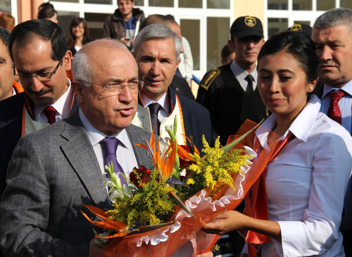 Meclis Başkanı Çiçek\'ten Siyasetçilere "Kavga" Eleştirisi