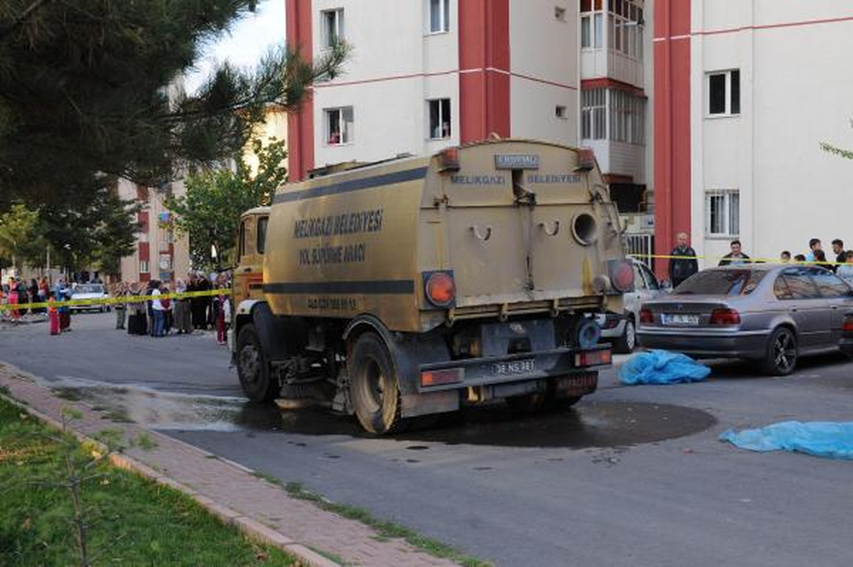 Temizlik Aracının Altında Kalan Çocuk Hayatını Kaybetti