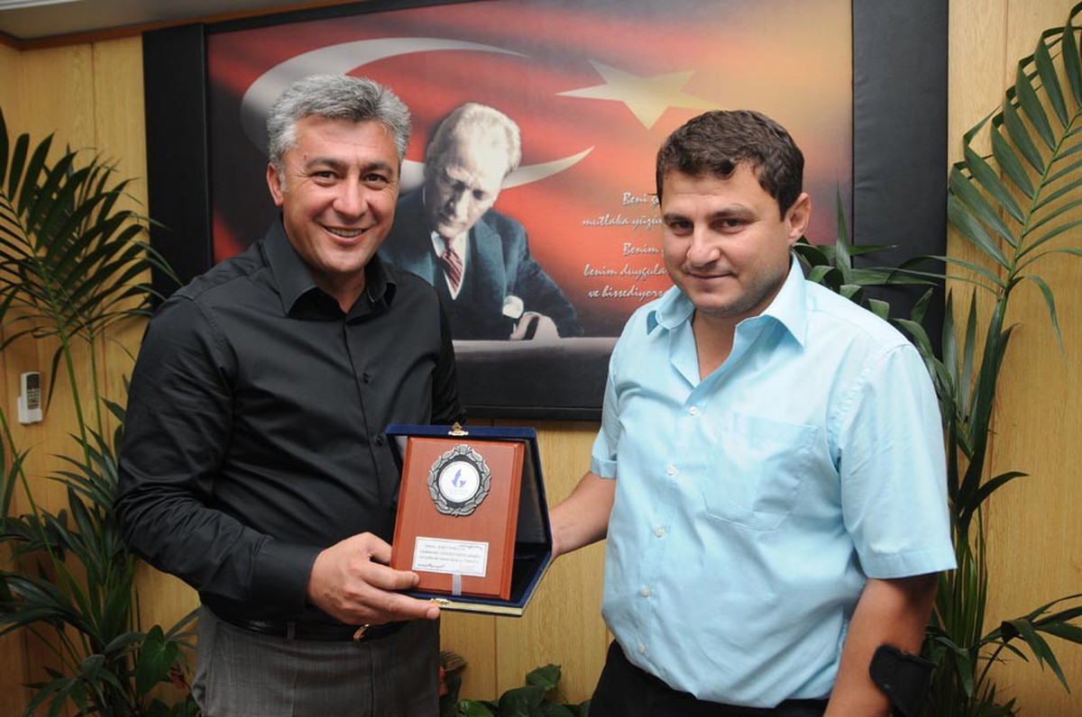 Ahilik Kültürünü Yaşatan Esnafa Başkandan Plaket