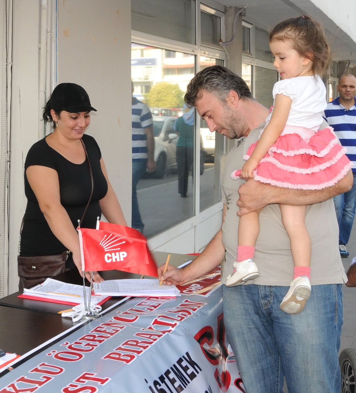Aliağa\'da Tutuklu Öğrenciler İçin 5 Bin İmza