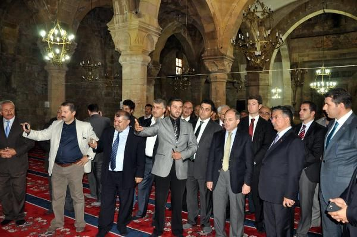 Bakanlar Akdağ ve Yılmaz, Divriği Ulu Camii ve Darüşşifası\'nı Gezdi