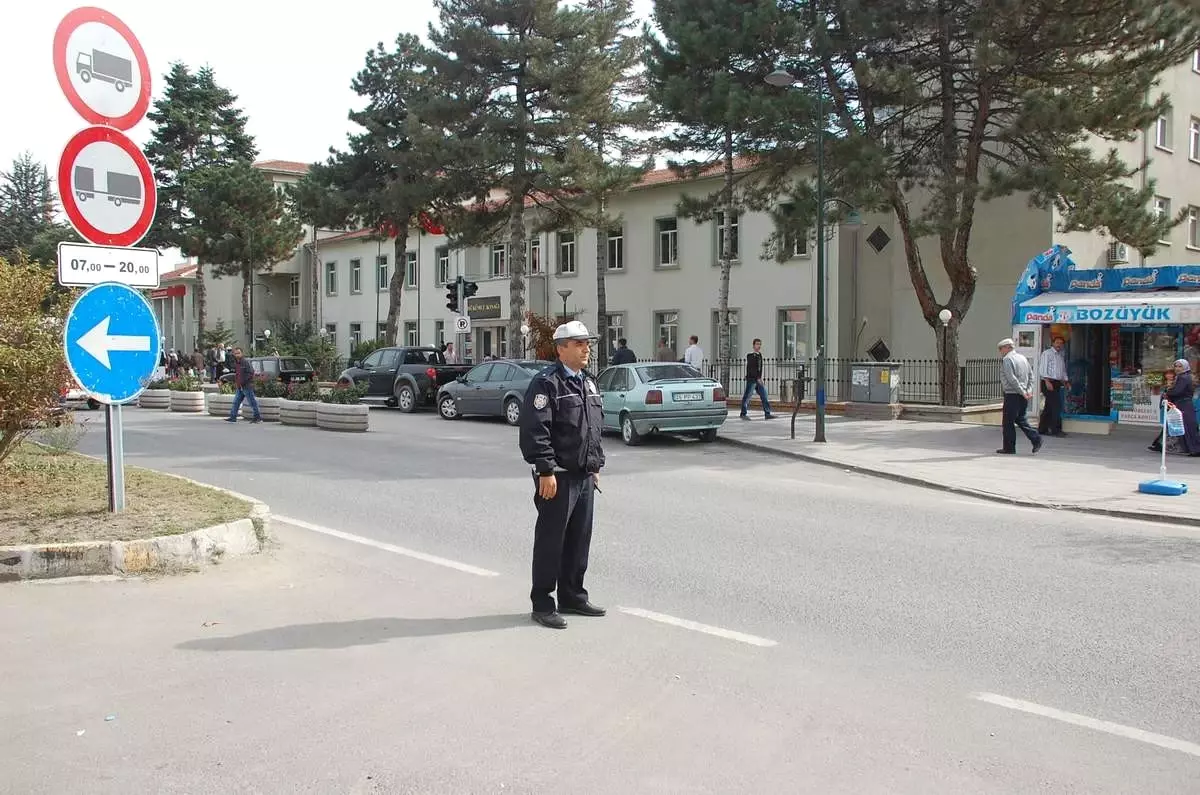 Bozüyük\'te Ağır Yük Taşıyan Vasıtaların 07.00 - 20.00 Saatleri Arasında Şehir İçine Girişi...