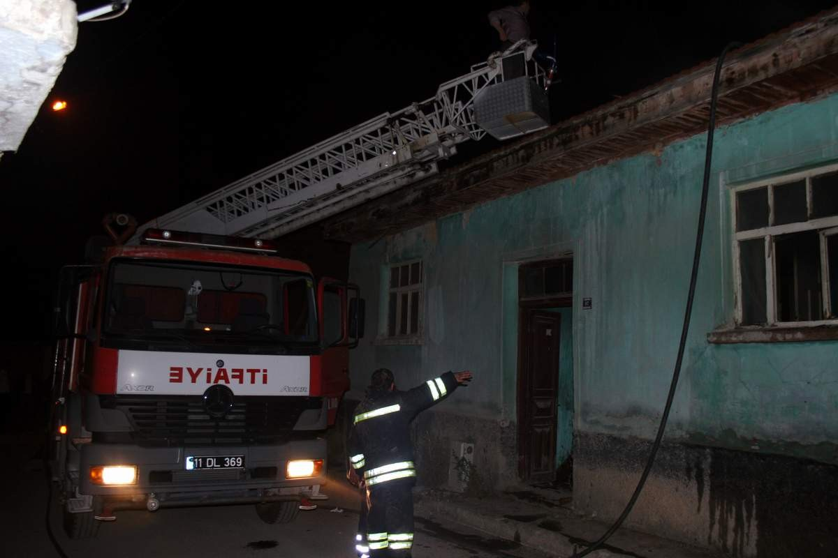 Bozüyük\'te Metruk Bina Yangını