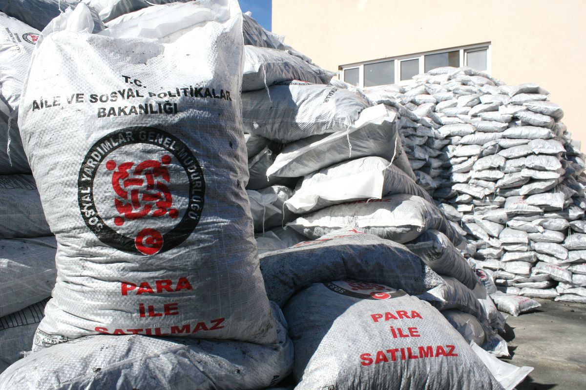 Çilimli\'de Dar Gelirli Ailelere Kömür Dağıtımına Başlandı