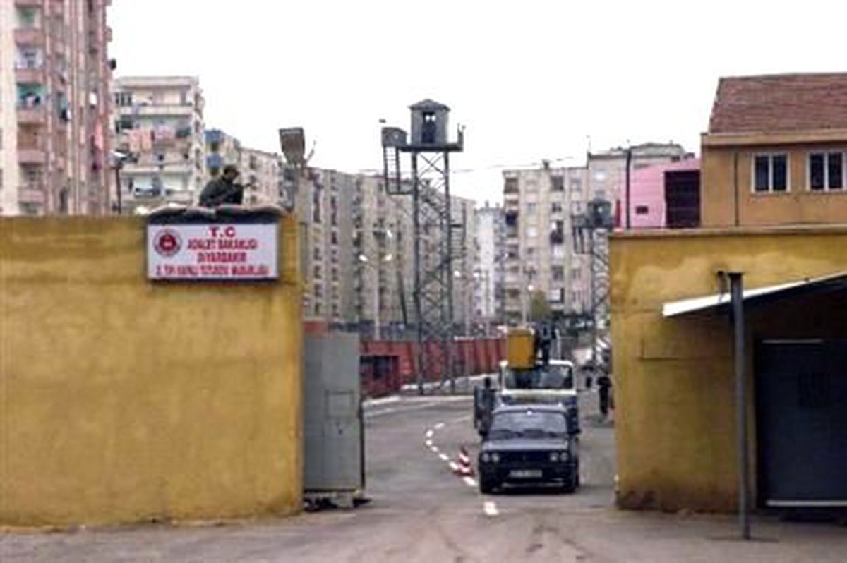 Diyarbakır E Tipi Cezaevinde Toplu İntihar Girişimi