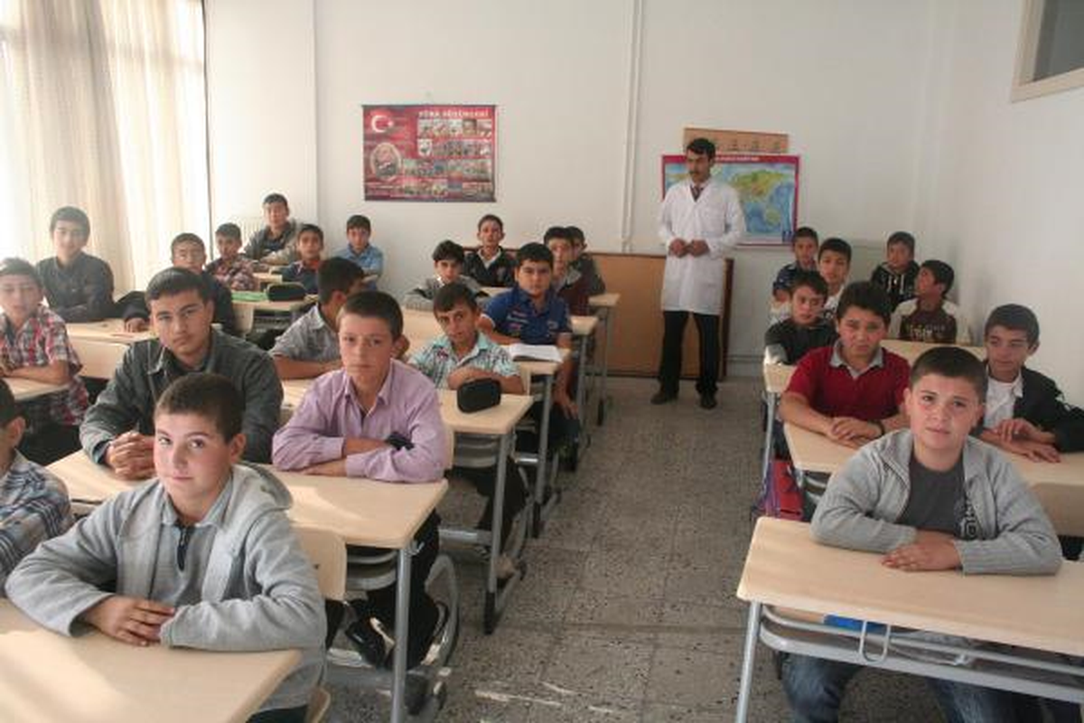 Eğitim Gönüllüleri, Dersaneye Gidemeyen Öğrencileri Eğitiyor