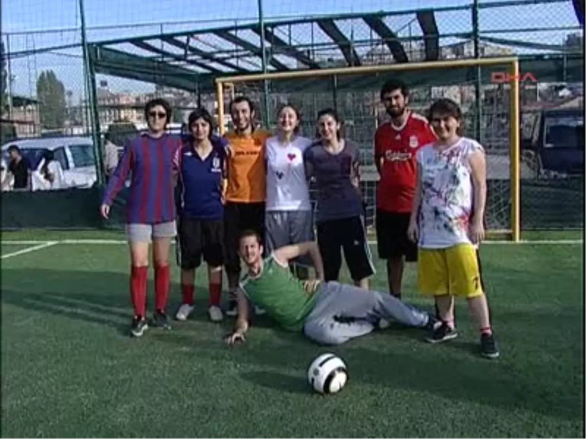 Eşcinsel Hakeme "Fb Sol Açık" ve Lgbt Desteği