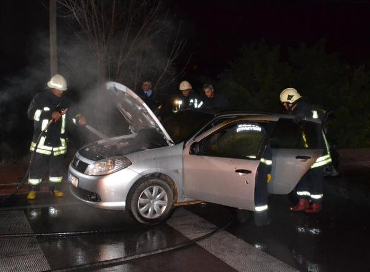 Kiraladığı Otomobilde Yanmaktan Polis Kurtardı