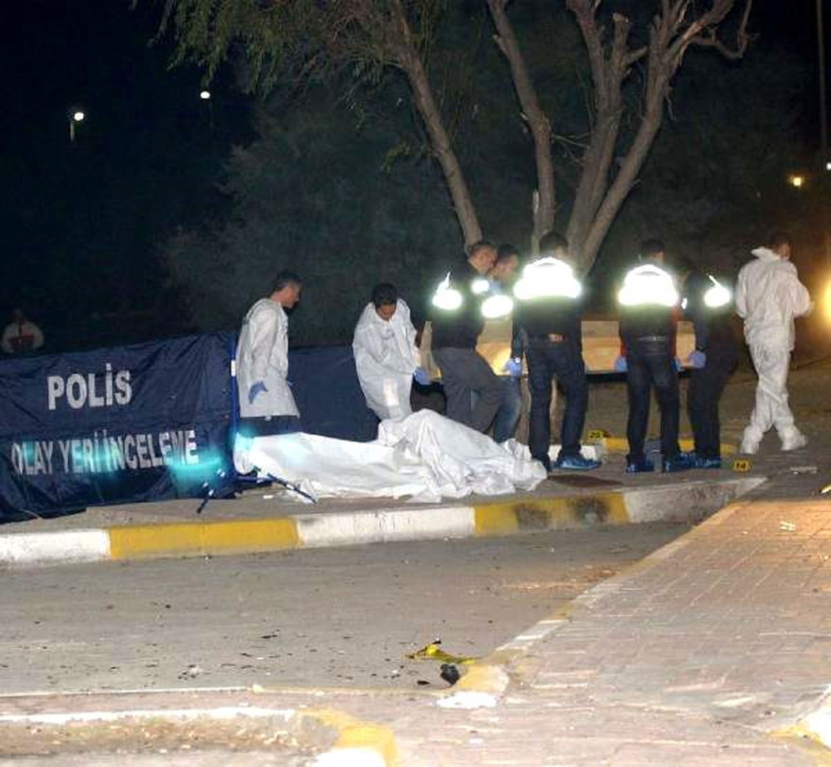 Küçükçekmece\'de Pompalı Dehşeti: 2 Ölü 1 Yaralı