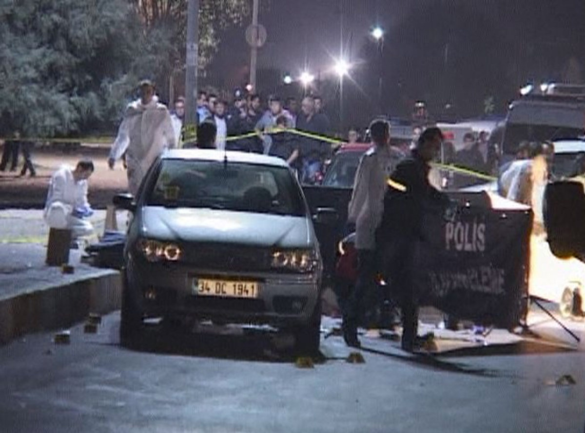 Küçükçekmece\'de Silahlı Kavga: 2 Ölü, 1 Yaralı