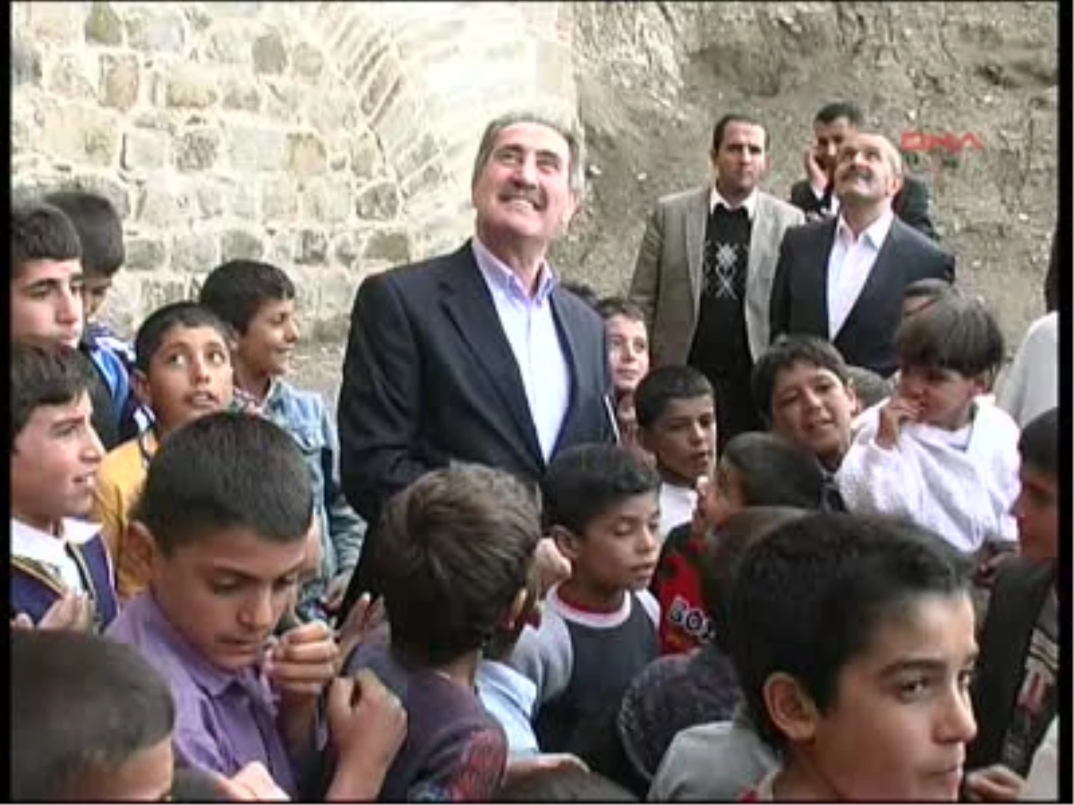 Kültür Bakanı Günay\'dan Kürtçe Çay Daveti