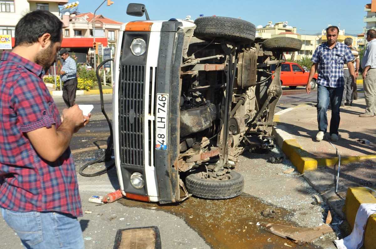 Milas\'ta Ortalığı Savaş Alanına Çeviren Kaza Kameralara Yansıdı