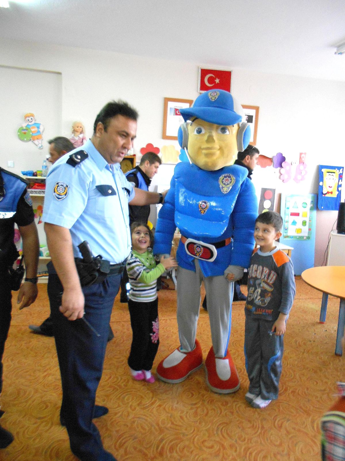 Ödemiş Emniyetinden Çocuklara Çikolatalı Eğitim