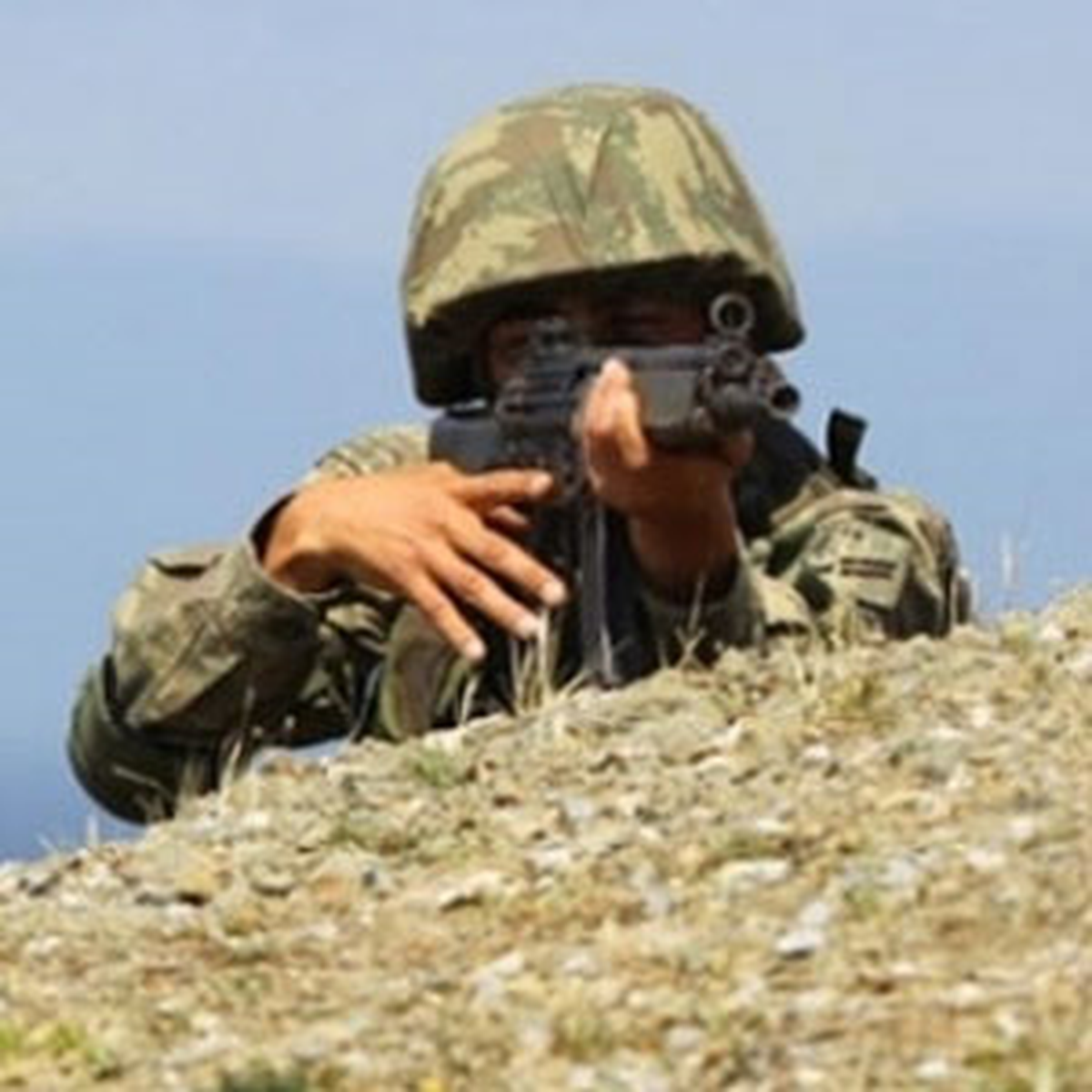 Sınırda Kaçakçılarla Askerler Arasında Çatışma: 3 Yaralı