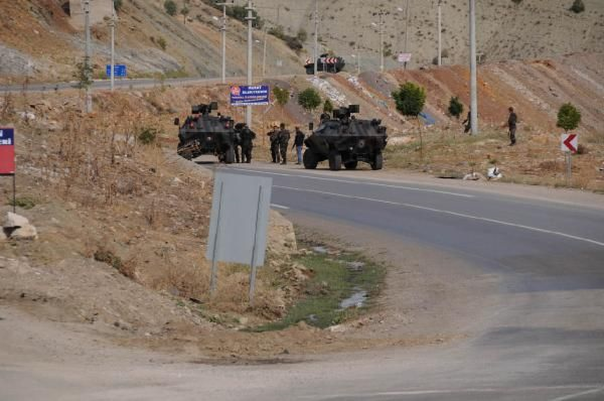 Tunceli\'de PKK Yol Kesti, Araç Yaktı, Karayoluna Bombalı Araç Bıraktı