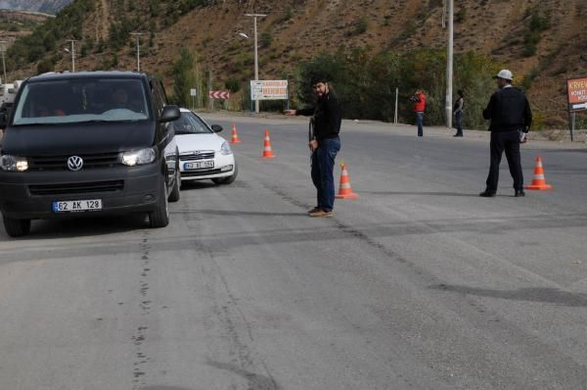 Tunceli\'de Teröristler Fıstık Yüklü Kamyonu Yaktı