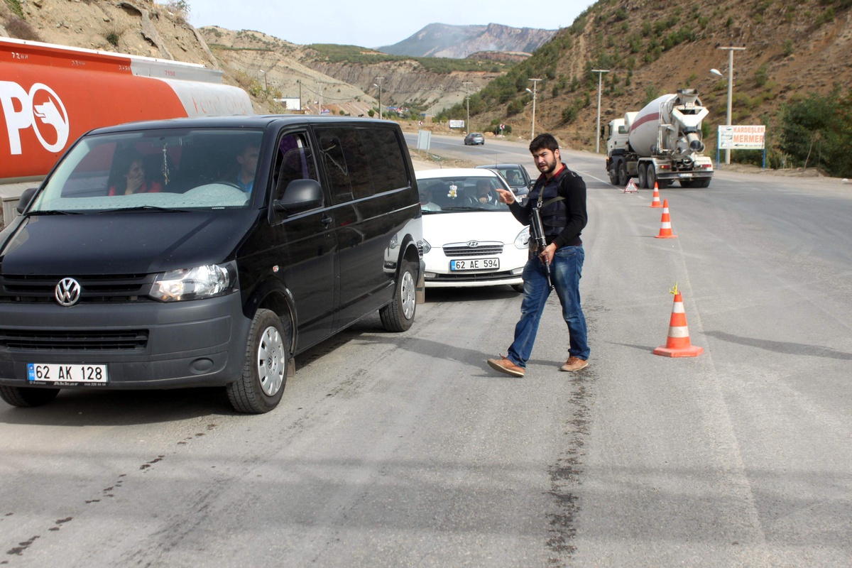 Yolu Kesen PKK\'lılar Araç Yaktı