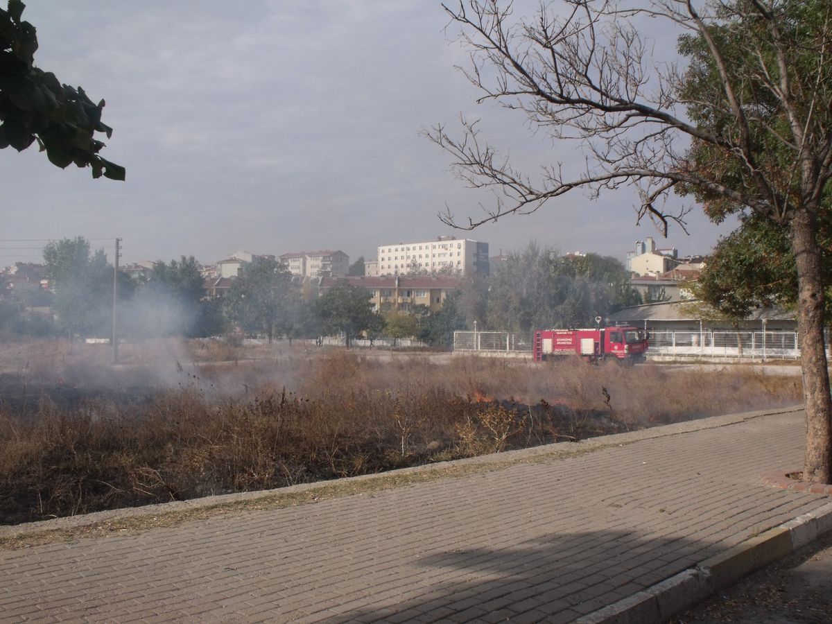 Uzunköprü\'de Arsa Yangını