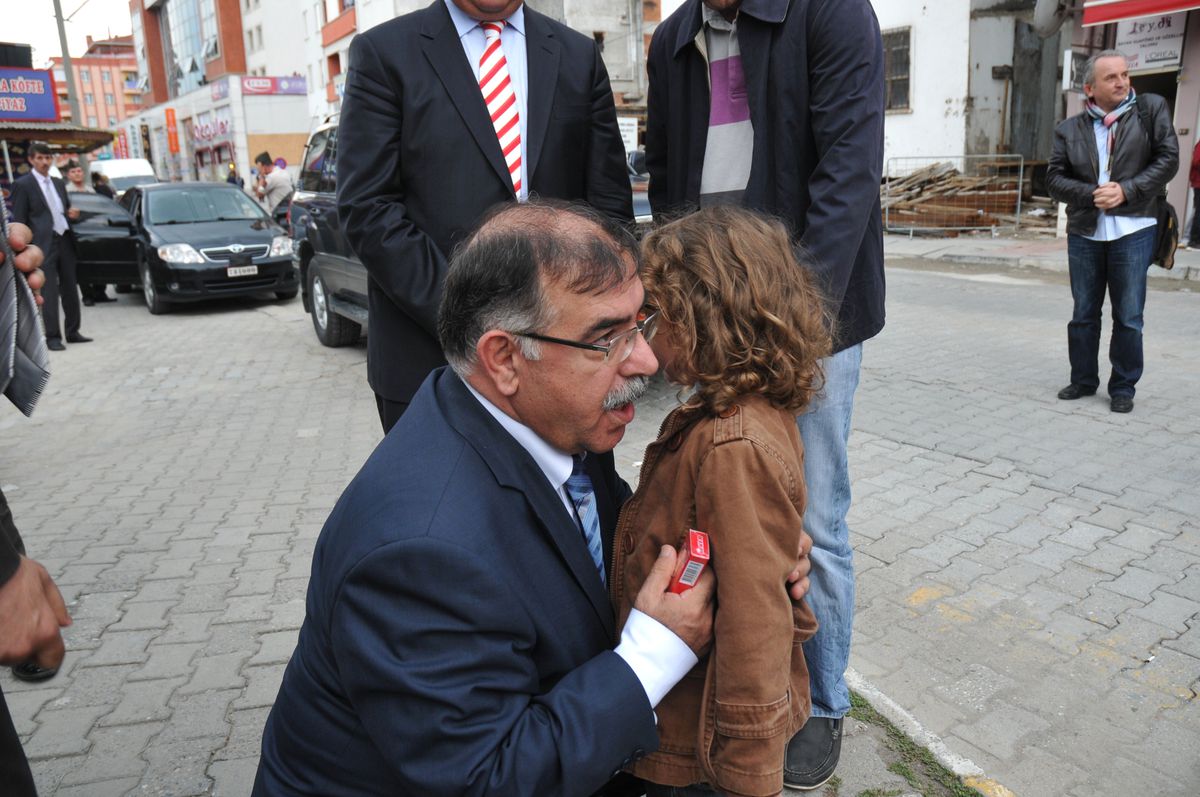 Vali Adnan Yılmaz\'ın Çocuk Sevgisi