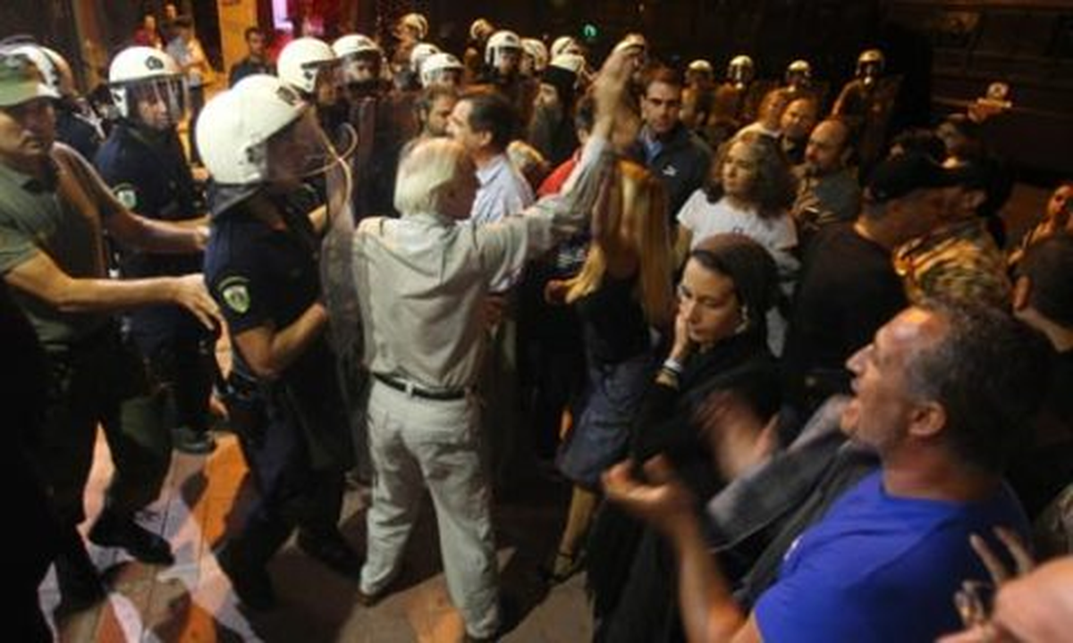 Yunanistan\'da Tiyatro Oyununa Protesto