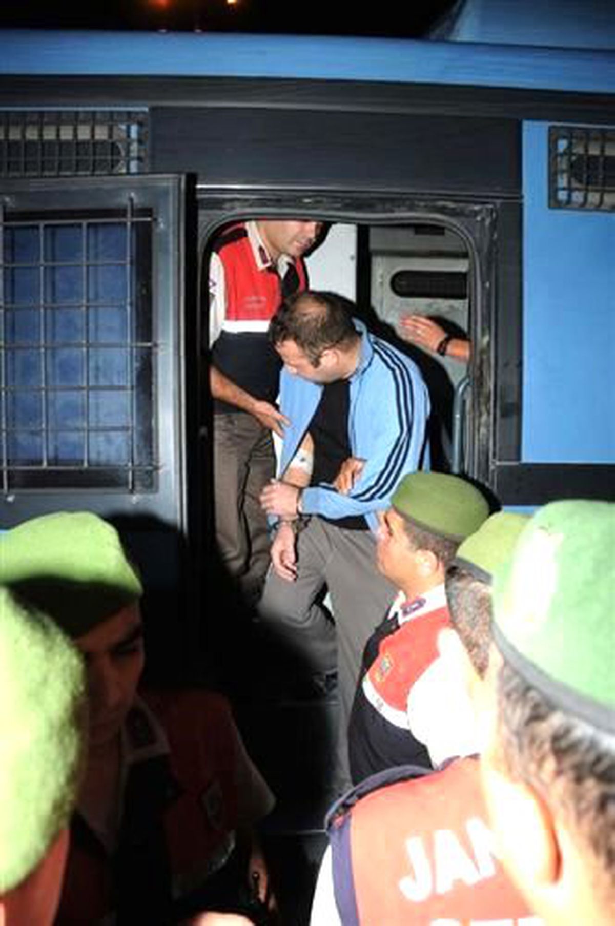 Zonguldak Cezaevi\'nde İshal Salgını: 9 Mahkum Hastaneye Kaldırıldı