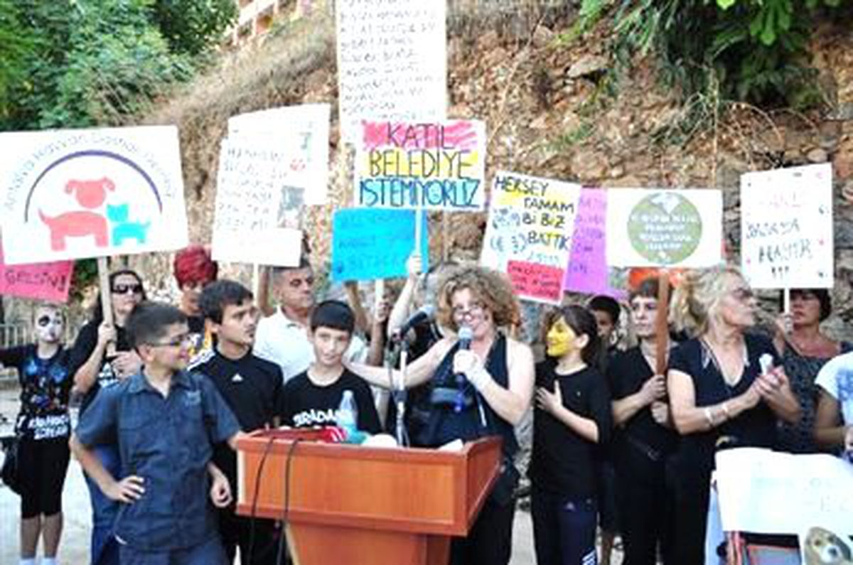 Alanya\'da Hayvanseverlerden Renkli Protesto