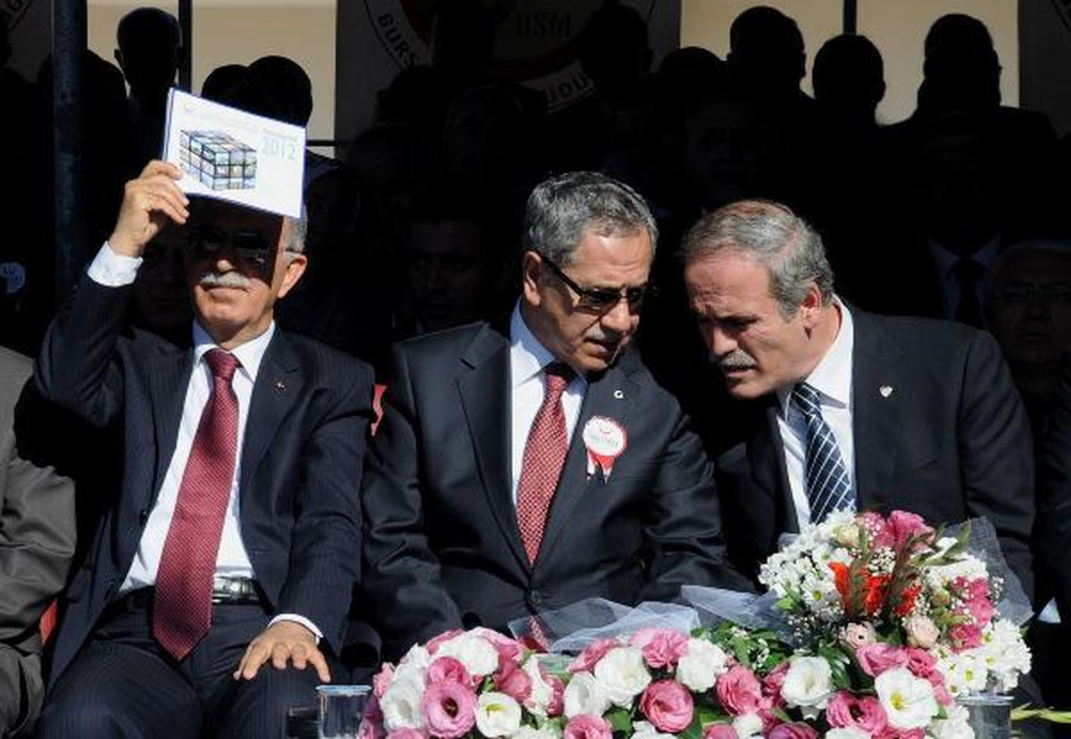 Arınç, Güneşte Kalınca Protokolden Ayrılarak Töreni Ayakta İzledi